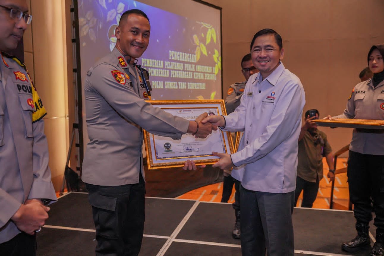 Kapolres Ogan Ilir AKBP Andi Baso Rahman, S.H.,S.I.K.,M.Si menerima Piagam Penghargaan